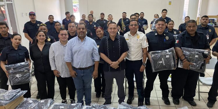 Fortalece Ayuntamiento de La Paz al Cuerpo de Bomberos con entrega de uniformes