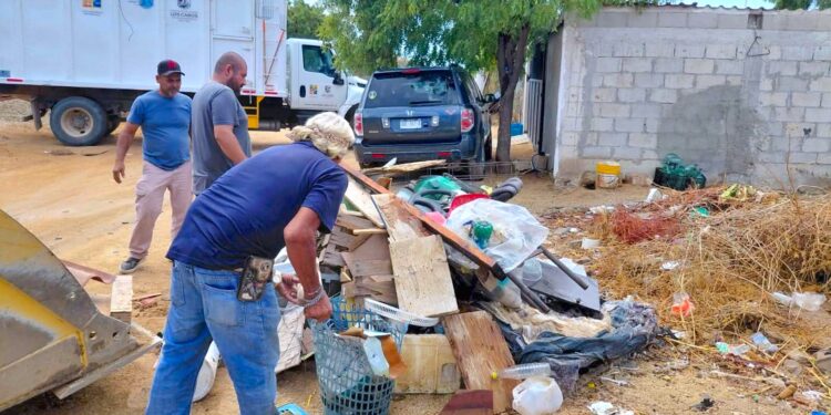 Retira Servicios Públicos cacharros y ramas en colonias de Cabo San Lucas