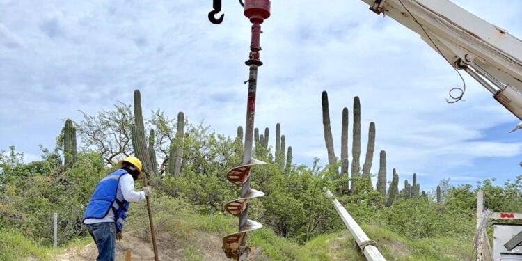 Con inversión de 38 millones de pesos, avanza electrificación de La Candelaria y Los Pozos en Cabo San Lucas