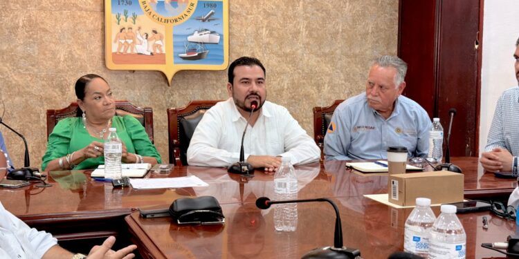 Atiende XV Ayuntamiento acumulación de basura y vehículos abandonados en arroyos de Los Cabos