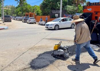 Programa de Bacheo atiende la calle Valerio González para mejorar la movilidad y seguridad vial