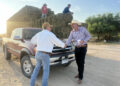 Ayuntamiento de Los Cabos fortalece al sector pecuario con entrega de alfalfa a bajo costo en La Ribera