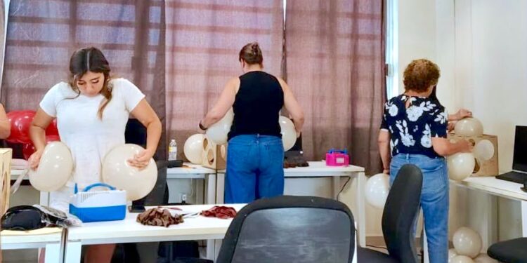 Fomento Económico apoya a la ciudadanía para el emprendimiento con el Curso de Decoración con Globos