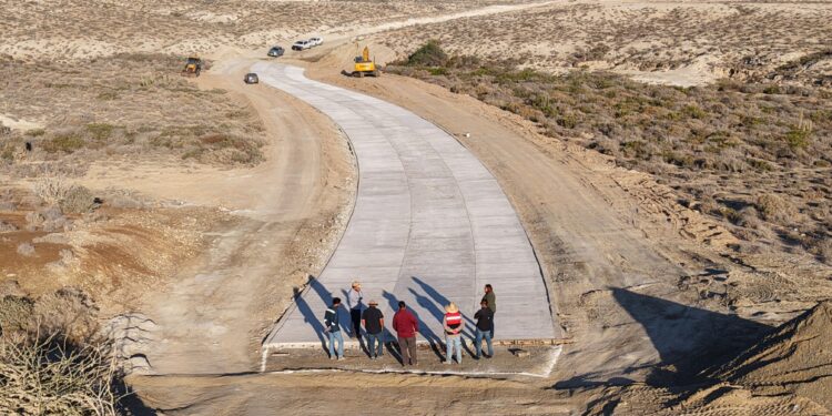 Supervisa SEPUIMM avance del 40% en la pavimentación del camino Bahía Asunción-Punta Prieta