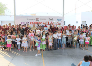 Entrega Grupo de Amigos para el Bienestar 200 paquetes de útiles escolares en La Paz