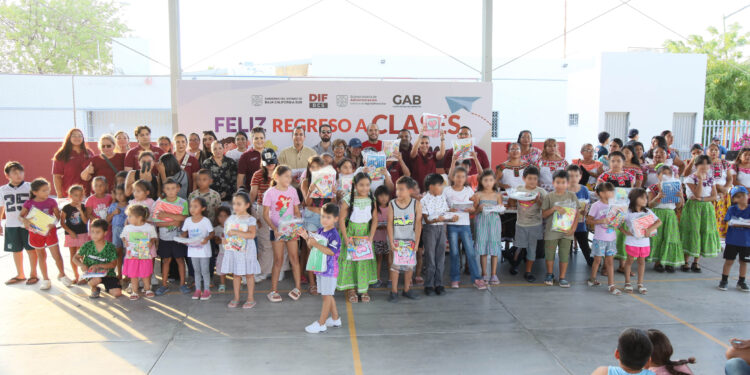 Entrega Grupo de Amigos para el Bienestar 200 paquetes de útiles escolares en La Paz