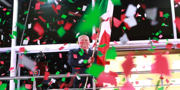 Celebra gobernador Víctor Castro con familias sudcalifornianas el Grito de Independencia