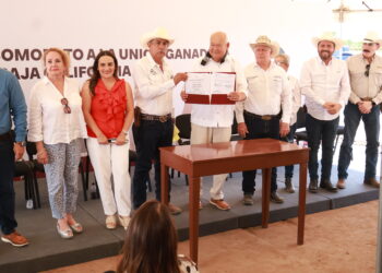 Respalda Gobierno de Víctor Castro al sector ganadero con entrega de predio y seguro de vida para 2027