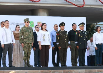 Inicia Gobierno de BCS actividades del mes patrio con izamiento de bandera
