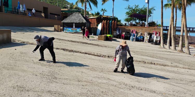 Retiran más de 8 toneladas de residuos de playas y zonas costeras de La Paz