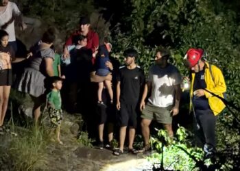 Bomberos de La Paz rescatan a 15 personas atrapadas en el arroyo San Blas