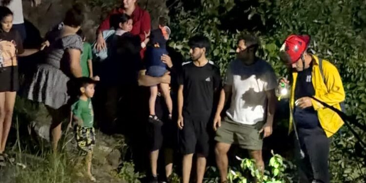 Bomberos de La Paz rescatan a 15 personas atrapadas en el arroyo San Blas