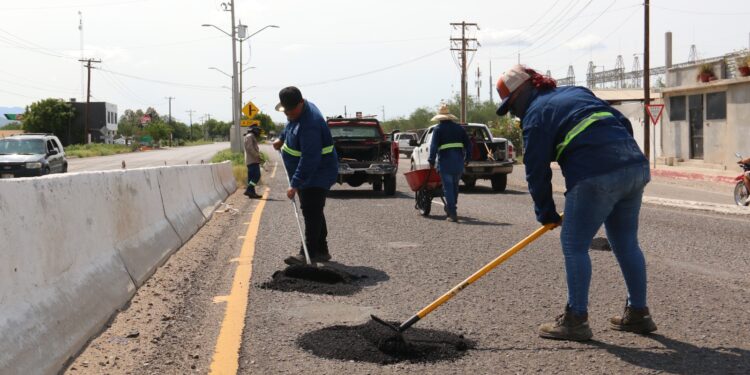 Realiza Ayuntamiento de La Paz trabajos de desazolve, nivelación y bacheo