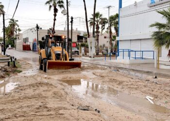 Refuerza Ayuntamiento de Los Cabos trabajos de desazolve en la colonia Centro SJC