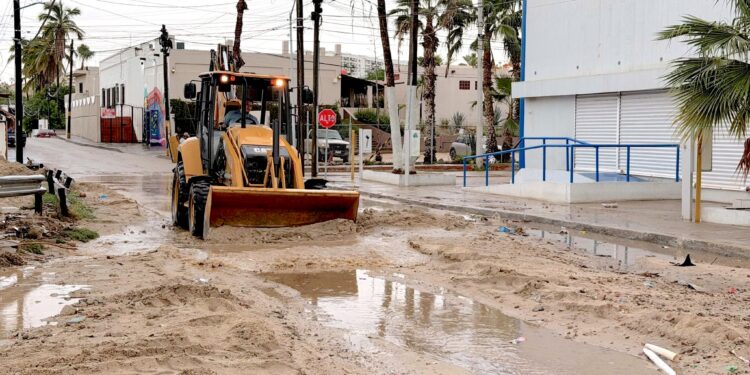 Refuerza Ayuntamiento de Los Cabos trabajos de desazolve en la colonia Centro SJC