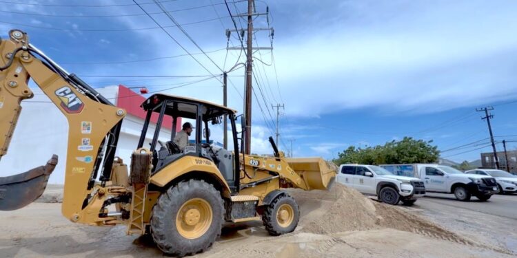 Obras Públicas retira azolve y rehabilita vialidades en Los Cabos tras lluvias