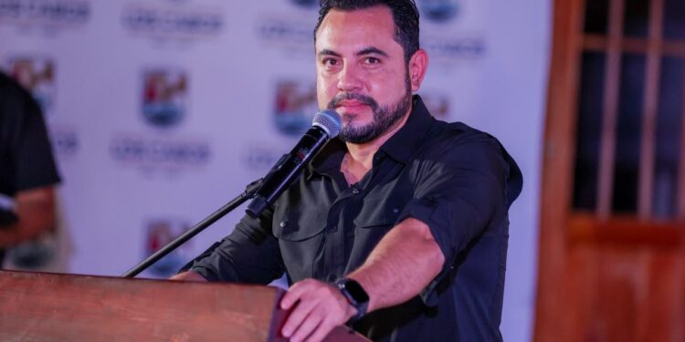 Refrenda Christian Agúndez comunicación directa con la ciudadanía de Los Cabos