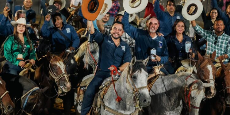 Encabeza Christian Agúndez Gómez tradicional cabalgata de las Fiestas de Cabo San Lucas 2026