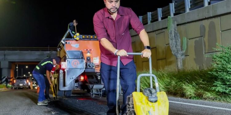 Supervisa Christian Agúndez trabajos de bacheo nocturno en corredor turístico de Los Cabos