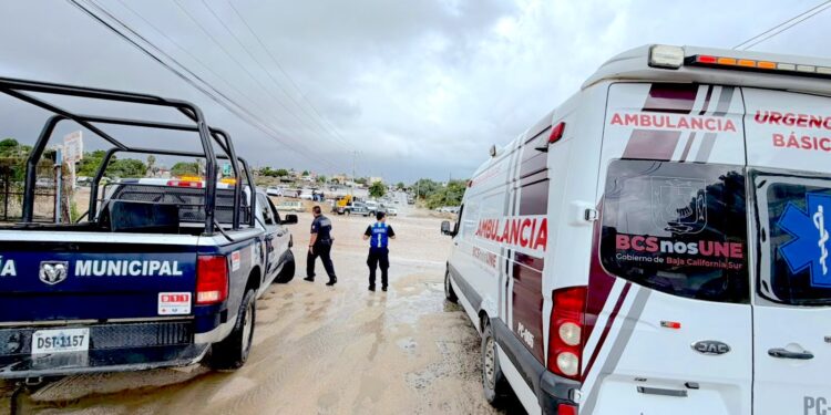 Permanece cerrado cruce de Aguajitos por crecida; exhorta Ayuntamiento a no cruzar arroyos en Los Cabos