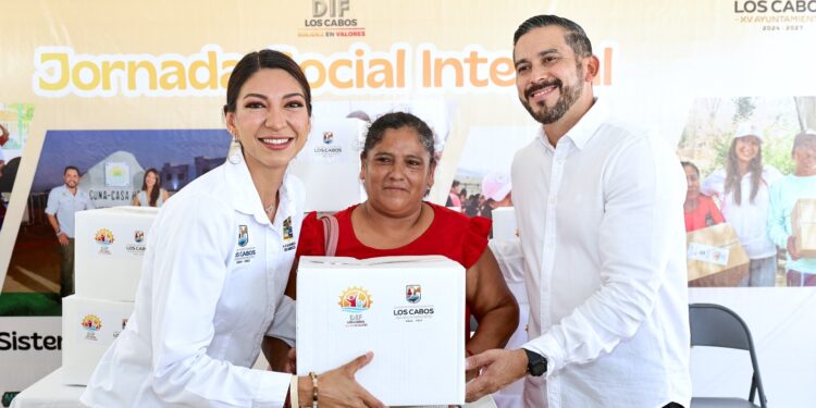 Encabeza Sol Delgado jornada integral del SMDIF Los Cabos en la colonia Ejidal