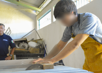 Imparten taller de carpintería a tres adolescentes privados de la libertad