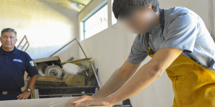 Imparten taller de carpintería a tres adolescentes privados de la libertad