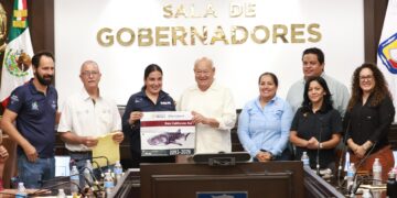Atestigua Víctor Castro entrega de 112 distintivos para actividades de avistamiento y nado con tiburón ballena en La Paz