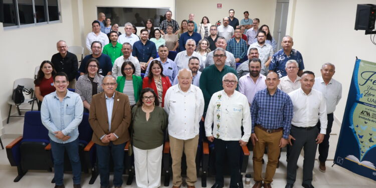 Asiste Víctor Castro a presentación de obra literaria en la UABCS