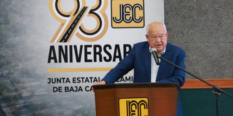 Conmemora Víctor Castro el Día del Caminero junto al personal de la JEC