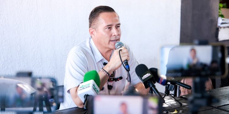 JEHÚ “KIKO” VÁZQUEZ PONE A LOS BARRIOS EN EL CENTRO DE SU VISIÓN PARA LA PAZ  