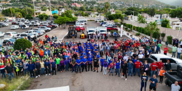 Milena Quiroga entrega equipo para labores de limpieza en playas de La Paz