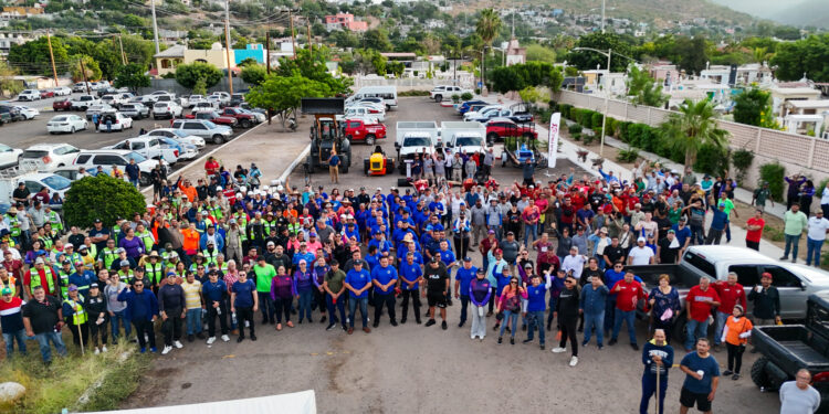Milena Quiroga entrega equipo para labores de limpieza en playas de La Paz