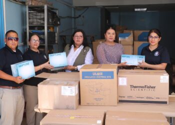 Entrega Comisión Estatal de Búsqueda equipo especializado al laboratorio de genética de la PGJE