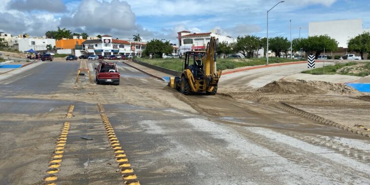 Refuerza Obras Públicas limpieza y desazolve en cauces y canales pluviales de Los Cabos