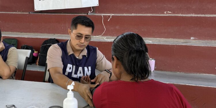 Lleva XV Ayuntamiento jornada de salud y servicios gratuitos a familias de Miraflores