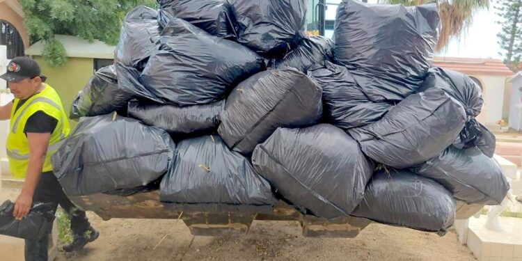 Realizan limpieza y mantenimiento de panteones en Cabo San Lucas por Día de Muertos