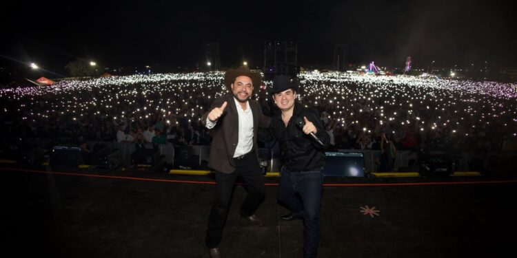 Ante más de 90 mil personas, Alfredo Olivas canta con Cabo San Lucas en las Fiestas Tradicionales 2026