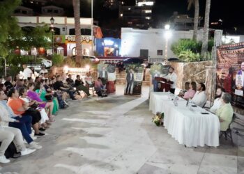 Fortalece programa Orígenes de Los Cabos identidad y economía local con presentación literaria en plaza Amelia Wilkes