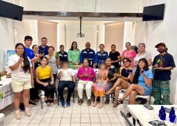 Promueve Ayuntamiento de Los Cabos cultura ambiental y productos sustentables con taller de vidrio para artesanos