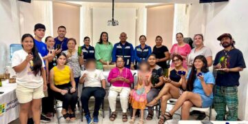 Promueve Ayuntamiento de Los Cabos cultura ambiental y productos sustentables con taller de vidrio para artesanos