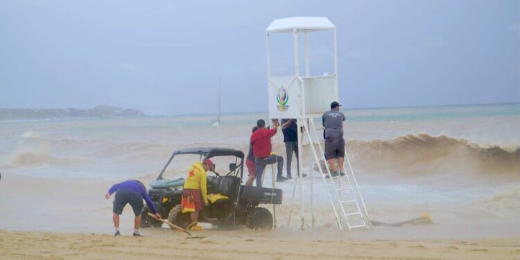 Exhorta Ayuntamiento de Los Cabos a evitar playas por riesgo de corrientes pluviales y oleaje
